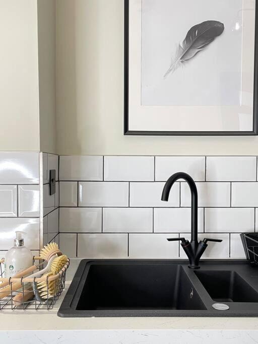 New Luxury For 2024 - Central Plymouth House - Sleeps 10 - Access To Plymouth Town - Close To The Barbican - Pets Welcome - Parking Available - By Luxe Living By Sophia المظهر الخارجي الصورة