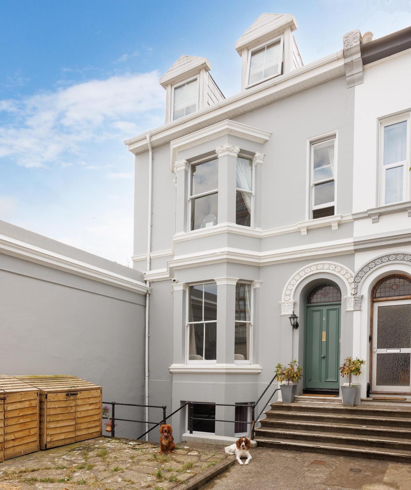 New Luxury For 2024 - Central Plymouth House - Sleeps 10 - Access To Plymouth Town - Close To The Barbican - Pets Welcome - Parking Available - By Luxe Living By Sophia المظهر الخارجي الصورة
