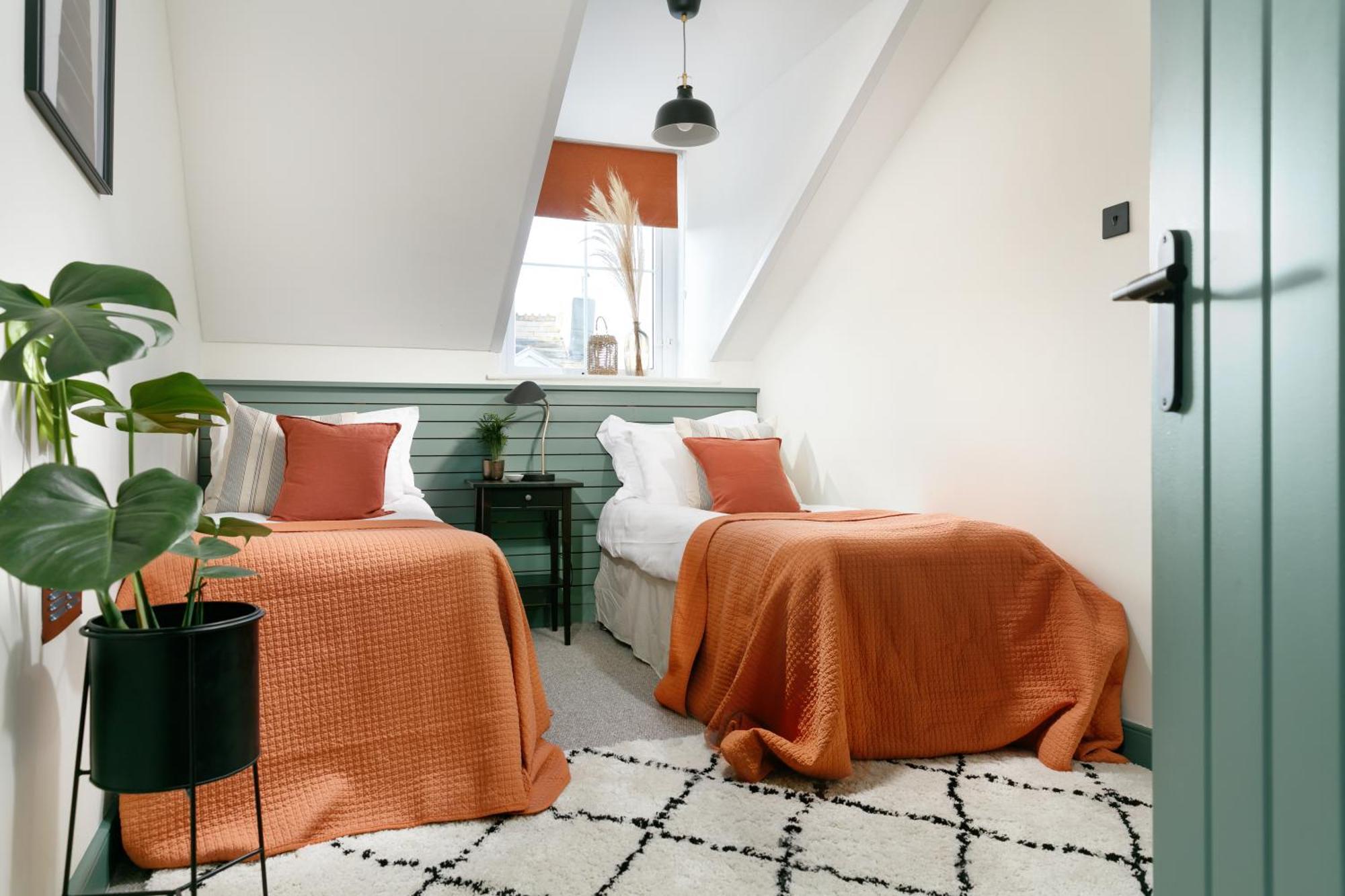 New Luxury For 2024 - Central Plymouth House - Sleeps 10 - Access To Plymouth Town - Close To The Barbican - Pets Welcome - Parking Available - By Luxe Living By Sophia المظهر الخارجي الصورة