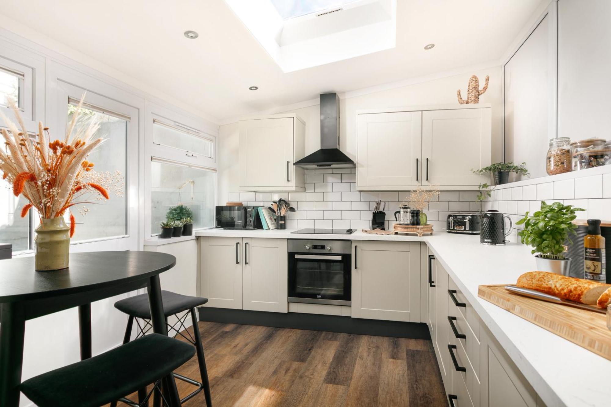 New Luxury For 2024 - Central Plymouth House - Sleeps 10 - Access To Plymouth Town - Close To The Barbican - Pets Welcome - Parking Available - By Luxe Living By Sophia المظهر الخارجي الصورة
